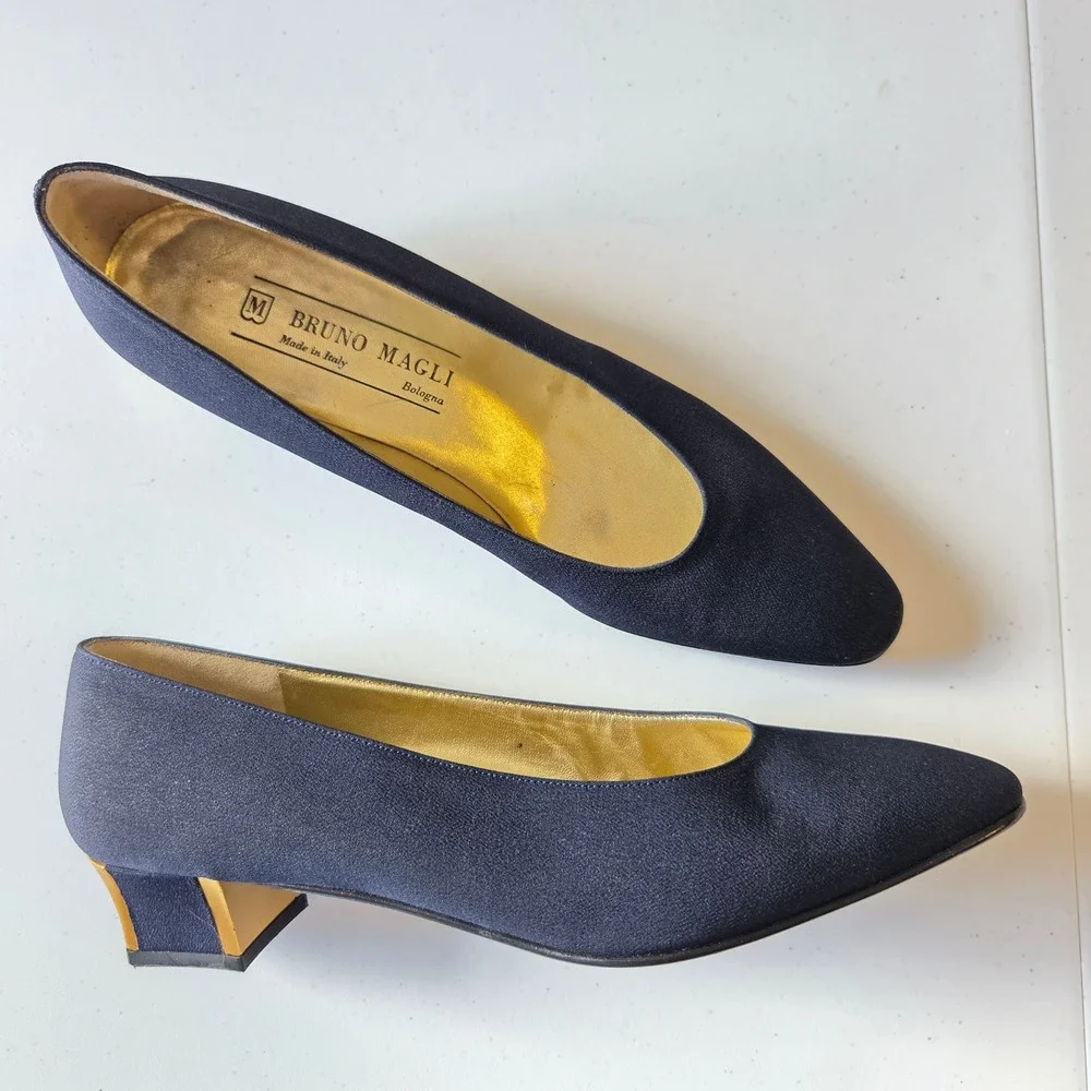 Vintage Bruno Magli Navy Pumps 8 AA Made in Italy Bologna Gold Heel Leather Sole